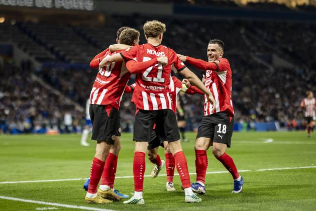 PORTO - (lr) Guus Til of PSV Eindhoven, Sven Mijnans of PSV Eindhoven and Filip Kostic of PSV Eindhoven celebrate the 0-1 during the UEFA Champions League match between FC Porto and PSV Eindhoven at the Estadio Do Dragao, on 20 October 2026 in Porto, Portugal. MORITZ MUELLER ANP xVIxANPxSportx xxANPxIVx 573101349 originalFilename: 573101349.jpg