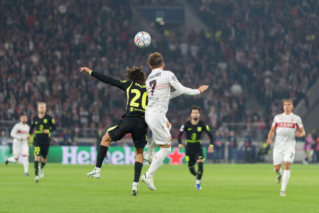 20.10.2026, xjyhynx, Fussball UEFA Champions League, VfB Stuttgart - Atletico Madrid, v.l. Kopfballduell zwischen Giuliano Simeone (20, AtlÃ tico Madrid) und Maximilian Mittelstädt (7, VfB Stuttgart) Stuttgart