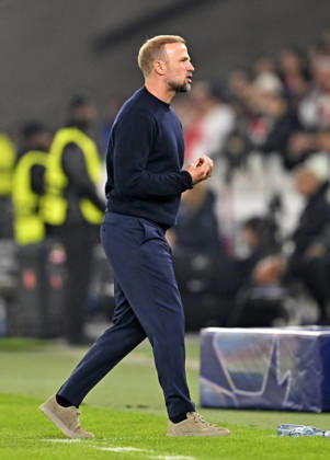 20.10.2026, Fussball UEFA Champions-League League 2026 2027, 3.Spieltag, VfB Stuttgart - Atletico Madrid, in der MHP-Arena Stuttgart, Trainer Sebastian Hoeneß (Stuttgart) ist unzufrieden