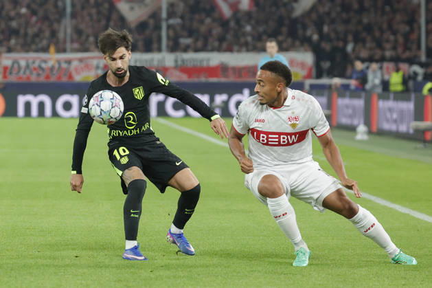 Im Bild: v.li. Alex Baena (Atletico Madrid, 10) gegen Jamie Leweling (VfB Stuttgart, 18) 20.10.2026, VfB Stuttgart - Atletico Madrid, UEFA Champions League, 3. Spieltag, Deutschland, Stuttgart, MHP Arena, DFL REGULATIONS PROHIBIT ANY USE OF PHOTOGRAPHS AS IMAGE SEQUENCES AND OR QUASI-VIDEO. Copyright: HMBxMedia xJulienxBecker