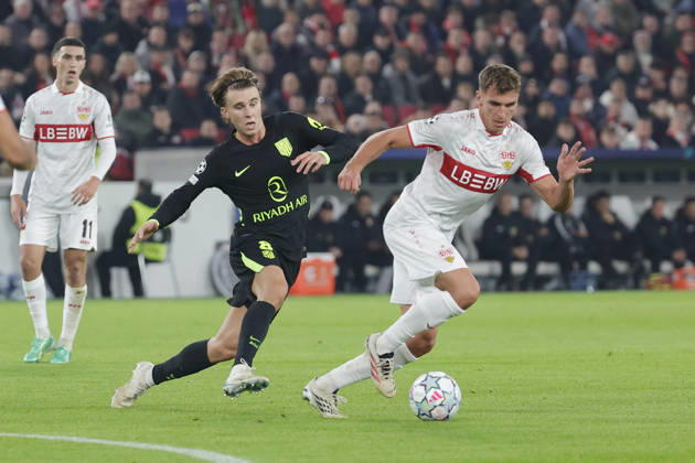 Im Bild: v.li. Pablo Barrios (Atletico Madrid, 8) gegen Grischa Proemel (VfB Stuttgart, 21) am Ball 20.10.2026, VfB Stuttgart - Atletico Madrid, UEFA Champions League, 3. Spieltag, Deutschland, Stuttgart, MHP Arena, DFL REGULATIONS PROHIBIT ANY USE OF PHOTOGRAPHS AS IMAGE SEQUENCES AND OR QUASI-VIDEO. Copyright: HMBxMedia xJulienxBecker