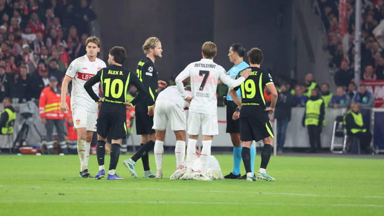 20.10.2026, xrekx, Fussball UEFA Champions League, VfB Stuttgart - Atletico Madrid v.l. Schiedsrichter Referee Serdar Gözübüyük zeigt die Rote Karte Morten Hjulmand (AtlÃ tico Madrid) Stuttgart