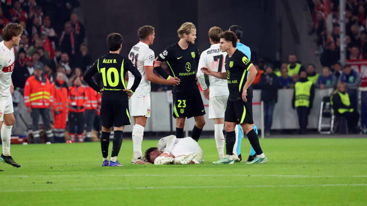 20.10.2026, xrekx, Fussball UEFA Champions League, VfB Stuttgart - Atletico Madrid v.l. Angelo Stiller (VfB Stuttgart) verletzt, Verletzung, Schmerz, Schmerzen, injured, injury, pain, pains Schiedsrichter Referee Serdar Gözübüyük zeigt die Rote Karte Morten Hjulmand (Atlà tico Madrid) Stuttgart