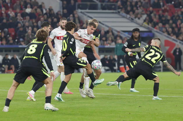 Im Bild: v.li. Pablo Barrios (Atletico Madrid, 8), David Hancko (Atletico Madrid, 17), Jeff Chabot (VfB Stuttgart, 24), Giuliano Simeone (Atletico Madrid, 20), Grischa Proemel (VfB Stuttgart, 21) am Ball, Marcos Llorente (Atletico Madrid, 14), Ademola Lookman (Atletico Madrid, 11) und Alejandro Grimaldo (Atletico Madrid, 22) 20.10.2026, VfB Stuttgart - Atletico Madrid, UEFA Champions League, 3. Spieltag, Deutschland, Stuttgart, MHP Arena, DFL REGULATIONS PROHIBIT ANY USE OF PHOTOGRAPHS AS IMAGE SEQUENCES AND OR QUASI-VIDEO. Copyright: HMBxMedia xJulienxBecker