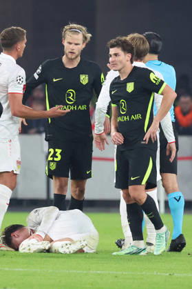 20.10.2026, xrekx, Fussball UEFA Champions League, VfB Stuttgart - Atletico Madrid v.l. Angelo Stiller (VfB Stuttgart) verletzt, Verletzung, Schmerz, Schmerzen, injured, injury, pain, pains Schiedsrichter Referee Serdar Gözübüyük zeigt die Rote Karte Morten Hjulmand (Atlà tico Madrid) Stuttgart