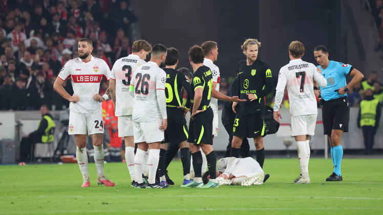 20.10.2026, xrekx, Fussball UEFA Champions League, VfB Stuttgart - Atletico Madrid v.l. Angelo Stiller (VfB Stuttgart) verletzt, Verletzung, Schmerz, Schmerzen, injured, injury, pain, pains Schiedsrichter Referee Serdar Gözübüyük zeigt die Rote Karte Morten Hjulmand (Atlà tico Madrid) Stuttgart