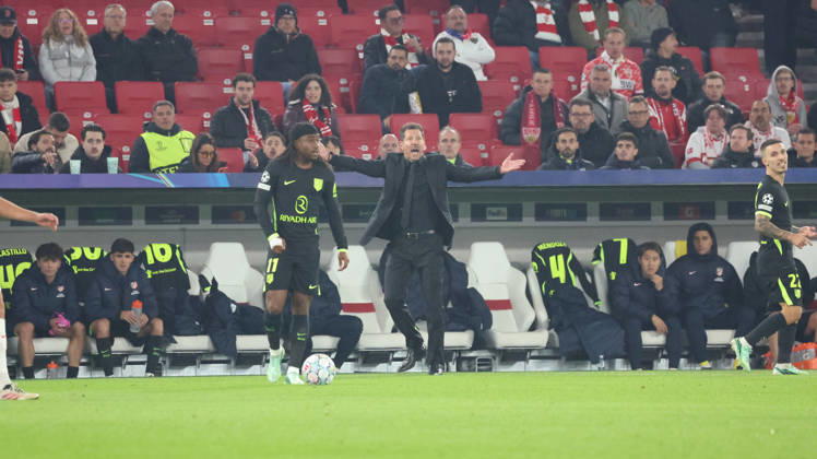 20.10.2026, xrekx, Fussball UEFA Champions League, VfB Stuttgart - Atletico Madrid v.l. Diego Simeone Trainer (AtlÃ tico Madrid) gibt Anweisungen, gestikuliert, mit den Armen gestikulieren gives instructions, gesticulate Stuttgart