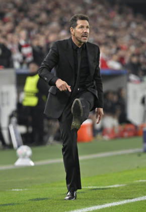 Trainer Coach Diego Simeone Atletico de Madrid am Spielfeldrand Gestik Geste kickt mit Champions League VfB Stuttgart vs Atletico Madrid 20.10.2026 DFL REGULATIONS PROHIBIT ANY USE OF PHOTOGRAPHS AS IMAGE SEQUENCES AND OR QUASI-VIDEO Champions League VfB Stuttgart vs Atletico Madrid