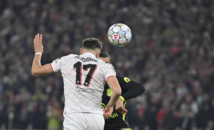 Strafraumszene, Torraumszene Torschuss Aktion Torchance Kopfball Dzenan Pejcinovic VfB Stuttgart (17) Champions League VfB Stuttgart vs Atletico Madrid 20.10.2026 DFL REGULATIONS PROHIBIT ANY USE OF PHOTOGRAPHS AS IMAGE SEQUENCES AND OR QUASI-VIDEO Champions League VfB Stuttgart vs Atletico Madrid
