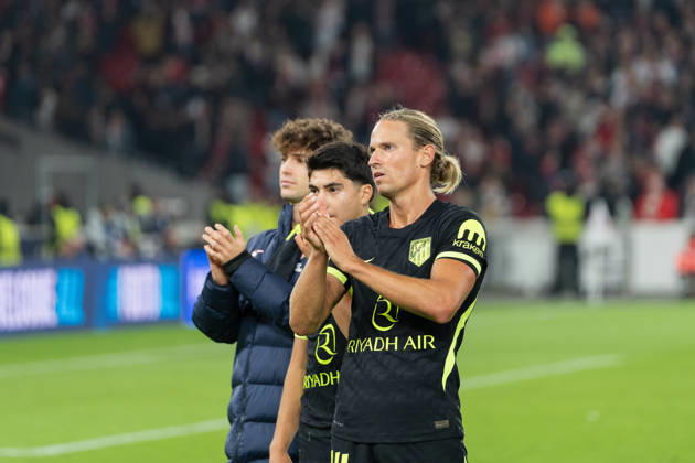 20.10.2026, xjyhynx, Fussball UEFA Champions League, VfB Stuttgart - Atletico Madrid, r. Marcos Llorente (14, AtlÃ tico Madrid) applaudiert den mitgereisten Atletico Fans Stuttgart