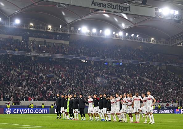 20.10.2026, Fussball UEFA Champions-League League 2026 2027, 3.Spieltag, VfB Stuttgart - Atletico Madrid, in der MHP-Arena Stuttgart, Die Stuttgarter feiern das 1:1 mit ihren Fans