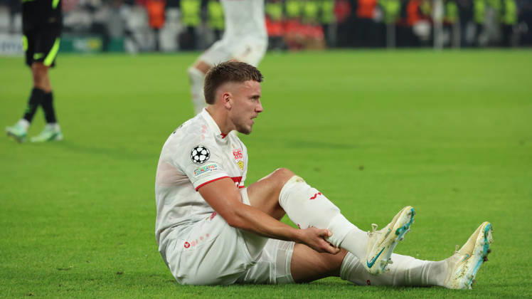 20.10.2026, xrekx, Fussball UEFA Champions League, VfB Stuttgart - Atletico Madrid v.l. Ermedin Demirovic (VfB Stuttgart) verletzt, Verletzung, Schmerz, Schmerzen, injured, injury, pain, pains Stuttgart