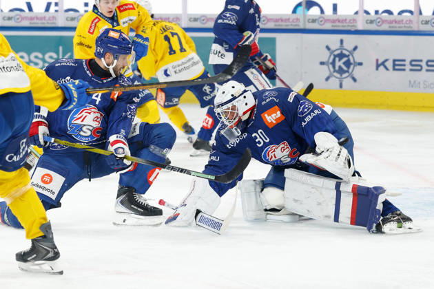 20.10.2026 Swiss Life Arena Zuerich, SCHWEIZ, Saison 2026 2027 Herren Eishockey National League ZSC Lions - HC Davos Christian Marti (ZSC) und Torwart Simon Hrubec (ZSC) verteidigen