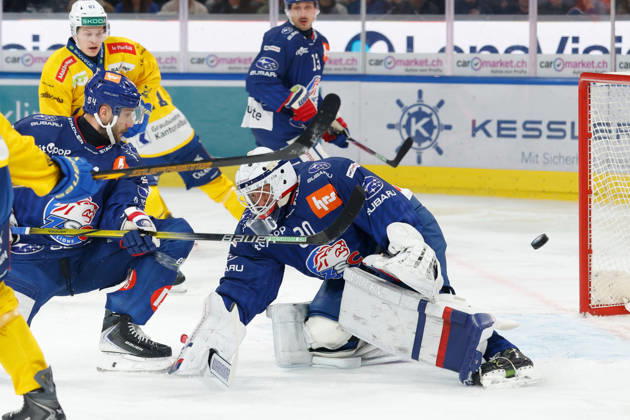 20.10.2026 Swiss Life Arena Zuerich, SCHWEIZ, Saison 2026 2027 Herren Eishockey National League ZSC Lions - HC Davos Christian Marti (ZSC) und Torwart Simon Hrubec (ZSC) verteidigen