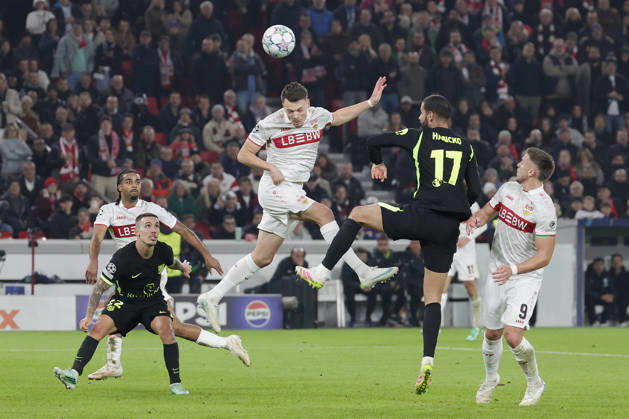 Im Bild: v.li. Dzenan Pejcinovic (VfB Stuttgart, 25) mit dem Kopfball gegen David Hancko (Atletico Madrid, 17) 20.10.2026, VfB Stuttgart - Atletico Madrid, UEFA Champions League, 3. Spieltag, Deutschland, Stuttgart, MHP Arena, DFL REGULATIONS PROHIBIT ANY USE OF PHOTOGRAPHS AS IMAGE SEQUENCES AND OR QUASI-VIDEO. Copyright: HMBxMedia xJulienxBecker