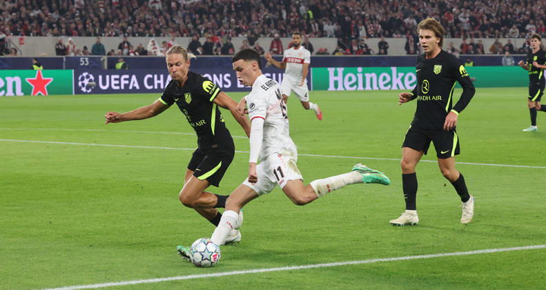 Stuttgart , Fußball UEFA Champions League VfB Stuttgart vs. Atletico Madrid , von links: Marcos Llorente ( Madrid ) Bilal El Khannouss ( VfB )