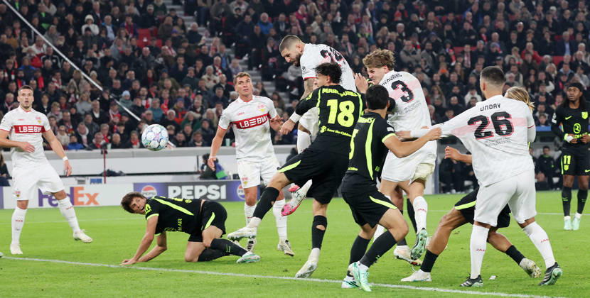 Stuttgart , Fußball UEFA Champions League VfB Stuttgart vs. Atletico Madrid , Kopfball von Jeff Chabot ( VfB )