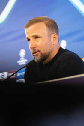 20.10.2026, GER, Fussball, Herren, UEFA Champions League, Saison 2026 2027, 3. Spieltag, VfB Stuttgart vs. Atletico Madrid Pressekonferenz nach dem Spiel, Sebastian Hoeness ( VfB Stuttgart, Cheftrainer ). Stuttgart MHP Arena Baden-Württemberg Deutschland Copyright: xNordphoto WolfgangxFrankx