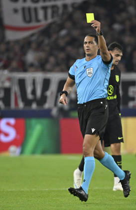 Schiedsrichter Referee Serdar Goezuebueyuek (NED) zeigt Maximilian Mittelstaedt VfB Stuttgart (07) (nicht im Bild) gelbe Karte gelb Verwarnung Champions League VfB Stuttgart vs Atletico Madrid 20.10.2026 DFL REGULATIONS PROHIBIT ANY USE OF PHOTOGRAPHS AS IMAGE SEQUENCES AND OR QUASI-VIDEO Champions League VfB Stuttgart vs Atletico Madrid