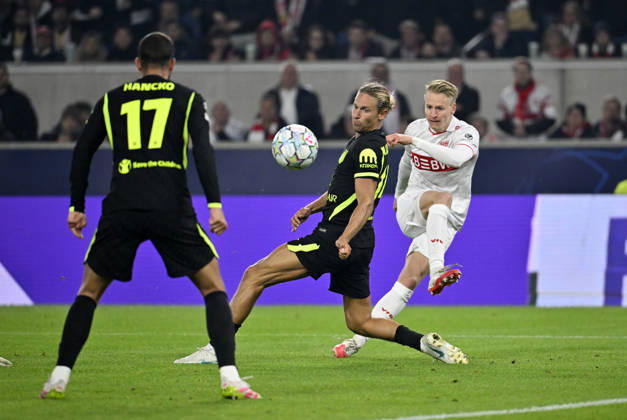 Torschuss Aktion Torchance Chris Fuehrich VfB Stuttgart (10) gegen Marcos Llorente Atletico de Madrid (14) David Hancko Atletico de Madrid (17) Champions League VfB Stuttgart vs Atletico Madrid 20.10.2026 DFL REGULATIONS PROHIBIT ANY USE OF PHOTOGRAPHS AS IMAGE SEQUENCES AND OR QUASI-VIDEO Champions League VfB Stuttgart vs Atletico Madrid