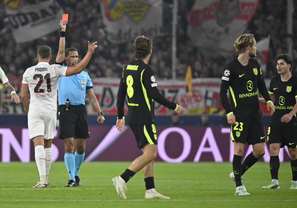 Schiedsrichter Referee Serdar Goezuebueyuek (NED) zeigt Morten Hjulmand Atletico de Madrid (23) rote Karte rot Platzverweis fuer grobes Foulspiel Champions League VfB Stuttgart vs Atletico Madrid 20.10.2026 DFL REGULATIONS PROHIBIT ANY USE OF PHOTOGRAPHS AS IMAGE SEQUENCES AND OR QUASI-VIDEO Champions League VfB Stuttgart vs Atletico Madrid