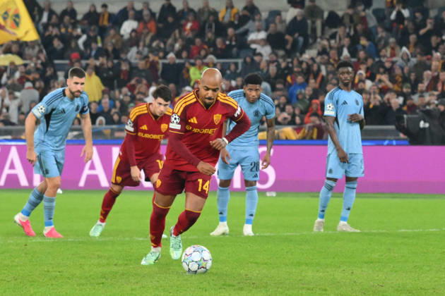 SOCCER - UEFA Champions League - AS Roma vs. Slovan Bratislava Photo by IPA ABACAPRESS.COM89965281 - Donyell Malen of Roma shoots and scores the goal to make it 4-0 during the UEFA Champions League soccer match between Roma and Slovan Bratislava at the Olimpico Stadium on October 20, 2026, in Rome, Lazio. During the AS Roma vs. Slovan Bratislava UEFA Champions League soccer match in Rome, Italy, on October 20, 2026 Rome Italy  Copyright: xIPAxSport ABACAx