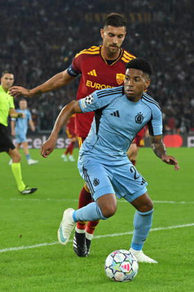 IPA89968035 - Cesar Blackman of Slovan Bratislava and Lorenzo Pellegrini of Roma during the Champions League group stage Matchday 3 game between Roma and Slovan Bratislava at the Stadio Olimpico. Rome (Italy), October 20, 2026 Mattia Vian  Copyright: xMattiaxVian IPAxSportx xx IPA89968035 IPA89968035