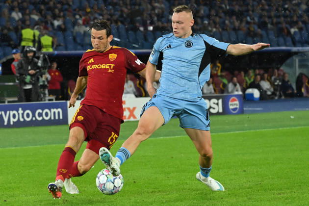 IPA89968193 - Marten De Roon of Roma and Nino Marcelli of Slovan Bratislava during the Champions League group stage Matchday 3 game between Roma and Slovan Bratislava at the Stadio Olimpico. Rome (Italy), October 20, 2026 Mattia Vian  Copyright: xMattiaxVian IPAxSportx xx IPA89968193 IPA89968193