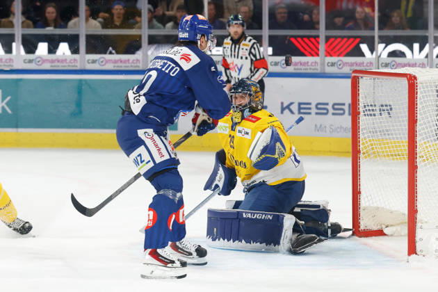 20.10.2026 Swiss Life Arena Zuerich, SCHWEIZ, Saison 2026 2027 Herren Eishockey National League ZSC Lions - HC Davos Sven Andrighetto (ZSC Lions) vor Torwart Sandro Aeschlimann (HC Davos)
