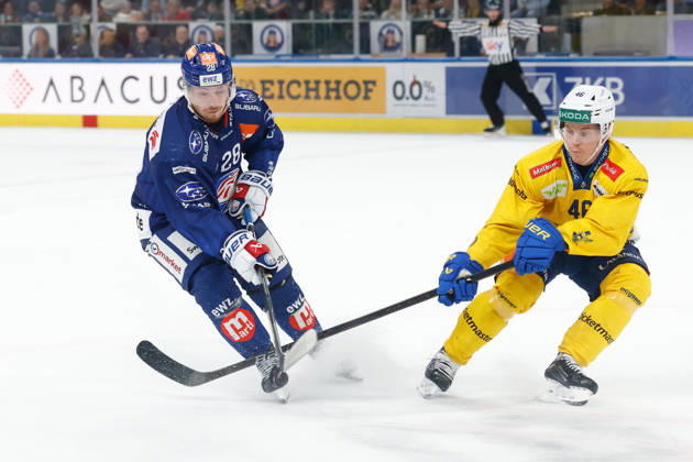 20.10.2026 Swiss Life Arena Zuerich, SCHWEIZ, Saison 2026 2027 Herren Eishockey National League ZSC Lions - HC Davos Jesper Froeden (li,ZSC Lions) gegen Dominik Egli (HC Davos)