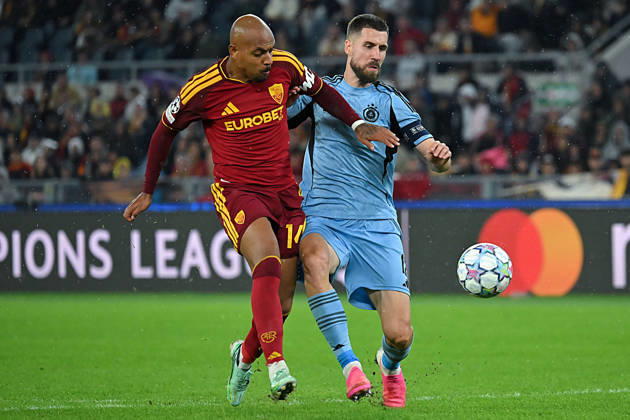 IPA89968199 - Donyell Malen of Roma and Kenan Bajric of Slovan Bratislava during the Champions League group stage Matchday 3 game between Roma and Slovan Bratislava at the Stadio Olimpico. Rome (Italy), October 20, 2026 Mattia Vian  Copyright: xMattiaxVian IPAxSportx xx IPA89968199 IPA89968199
