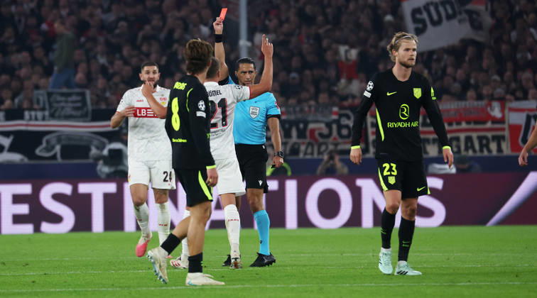 Stuttgart , Fußball UEFA Champions League VfB Stuttgart vs. Atletico Madrid , Schiedsrichter Serdar Gözübüyük (NED,) zeigt Morten Hjulmand (AtlÃ tico Madrid, rechts) die rote Karte nach einem Foul an Angelo Stiller (VfB)