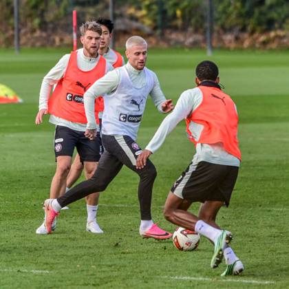 Marcus Mathisen Louis Oppie Youssoupha Niang ( Pauli ) am Ball Deutschland , Hamburg , Trainingsgelände an der Kollaustrasse , Fussball , 2. Bundesliga , FC St Pauli