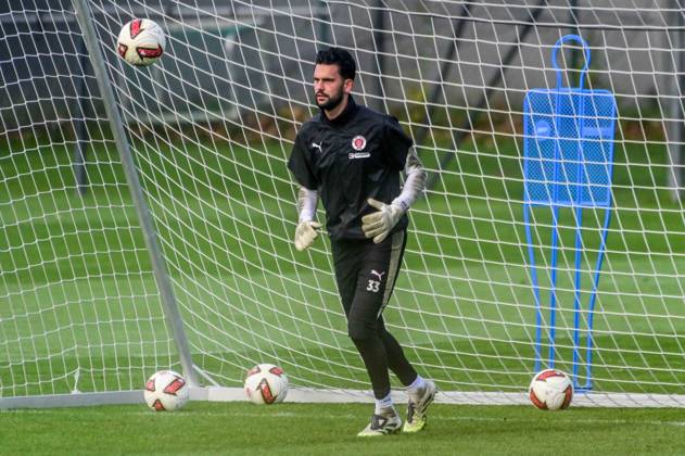 Dimitar Mitov ( Pauli ) am Ball Deutschland , Hamburg , Trainingsgelände an der Kollaustrasse , Fussball , 2. Bundesliga , FC St Pauli