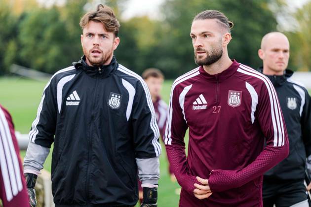 Anderlecht s goalkeeper Colin Coosemans and Anderlecht s Leo Petrot pictured during a training session of Belgian soccer team RSC Anderlecht, Wednesday 21 October 2026 in Brussels, in preparation of tomorrow s match against Polish Jagiellonia Bialystok, on day three of the UEFA Europa League league phase. EMILExWINDAL  x190461769x