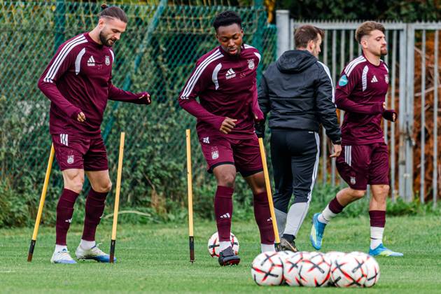 Anderlecht s Leo Petrot and Anderlecht s Marco Kana pictured during a training session of Belgian soccer team RSC Anderlecht, Wednesday 21 October 2026 in Brussels, in preparation of tomorrow s match against Polish Jagiellonia Bialystok, on day three of the UEFA Europa League league phase. EMILExWINDAL  x190468752x