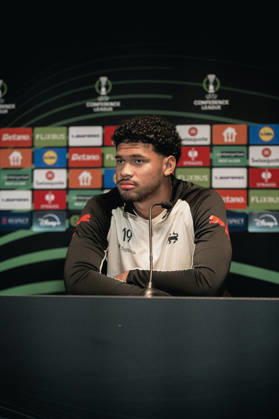 FC Midtjylland press conference, PK, Pressekonferenz - UEFA Conference League Herning, Denmark - October 21: Head coach Mike Tullberg and Pedro Bravo during a press conference ahead of a match between FC Midtjylland and St. Truidense in UEFA Conference League at MCH Arena Herning MCH Arena Denmark Copyright: xDANIELxSTENTZx