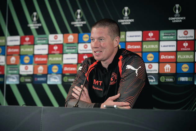 FC Midtjylland press conference, PK, Pressekonferenz - UEFA Conference League Herning, Denmark - October 21: Head coach Mike Tullberg and Pedro Bravo during a press conference ahead of a match between FC Midtjylland and St. Truidense in UEFA Conference League at MCH Arena Herning MCH Arena Denmark Copyright: xDANIELxSTENTZx