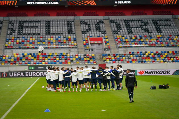 Deutschland: Fussball UEFA Europa League 2026 - 2027, 3. Spieltag, Royale Union Saint-Gilloise vs. Hapoel Beer Sheva, Matchday -1 (MD-1), 21.10.2026, Merkur Spiel-Arena (Düsseldorf): Mannschaftskreis von Union Saint-Gilloise beim Abschlusstraining im leeren Stadion. Mannschaftsfoto, Teamgeist, Training, Sportstätte, Innenansicht, Totale, leere Tribüne, Geisterspiel, Zuschauerausschluss, Sicherheitslage, Nahostkonflikt, Israel, Belgien, UEFA, Werbebande. Copyright: xJOERANxSTEINSIEKx