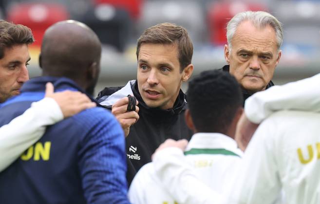 Union s head coach David Hubert talks to his players during a training session of Belgian soccer team Royale Union Saint-Gilloise, Wednesday 21 October 2026 in Dusseldorf, Germany, in preparation of tomorrow s game against Israeli Hapoel Be er Sheva F.C. on the third day of the UEFA Europa League league phase. The game was moved to Dusseldorf, as Belgian cities refused to host for security reasons. VIRGINIExLEFOUR  x190509077x