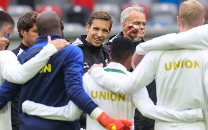 Union s head coach David Hubert talks to his players during a training session of Belgian soccer team Royale Union Saint-Gilloise, Wednesday 21 October 2026 in Dusseldorf, Germany, in preparation of tomorrow s game against Israeli Hapoel Be er Sheva F.C. on the third day of the UEFA Europa League league phase. The game was moved to Dusseldorf, as Belgian cities refused to host for security reasons. VIRGINIExLEFOUR  x190509088x
