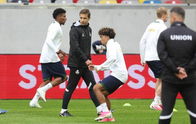 Union s head coach David Hubert pictured during a training session of Belgian soccer team Royale Union Saint-Gilloise, Wednesday 21 October 2026 in Dusseldorf, Germany, in preparation of tomorrow s game against Israeli Hapoel Be er Sheva F.C. on the third day of the UEFA Europa League league phase. The game was moved to Dusseldorf, as Belgian cities refused to host for security reasons. VIRGINIExLEFOUR  x190509164x