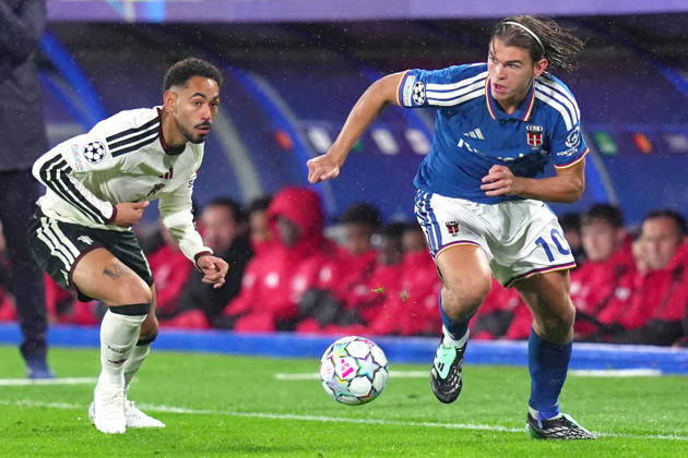 Como’s Nico Paz fights for the ball with Manchester United, ManU s Matheus Cunha during the UEFA Champions League football match between Como and Manchester United - Champions League 2026 2027 - Giuseppe Sinigallia in Como , north Italy - Wednesday , October 21, 2026. - Soccer  Copyright: xSpada LaPressex