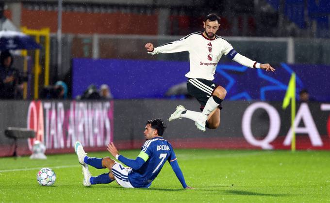 Lucas Da Cunha of Como and Bruno Fernandes of Manchester United, ManU in action Como v Manchester United, UEFA Champions League, Football, Stadio Giuseppe Sinigaglia, Como, Italy - 21 Oct 2026Como Stadio Giuseppe Sinigaglia Italy  Copyright: xKieranxMcManus Shutterstockx 17228238p
