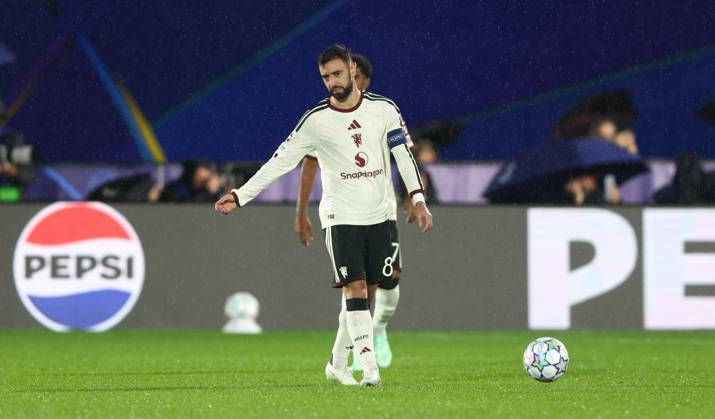 Bruno Fernandes of Manchester United, ManU shows a look of dejection after the opening goal Como v Manchester United, UEFA Champions League, Football, Stadio Giuseppe Sinigaglia, Como, Italy - 21 Oct 2026Como Stadio Giuseppe Sinigaglia Italy  Copyright: xKieranxMcManus Shutterstockx 17228238q