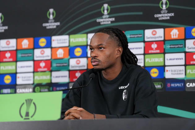 Jordy Makengo (SC Freiburg, 33) bei der PK, Pressekonferenz , Monaco, Fussball, UEFA Conference League, 2. Spieltag, Ligaphase , 2026 2027, AS Monaco vs. SC Freiburg, 21.10.2026, Stade Louis II, Monaco Monaco Stade Louis II Fontvieille Monaco Copyright: xArnexAmbergx