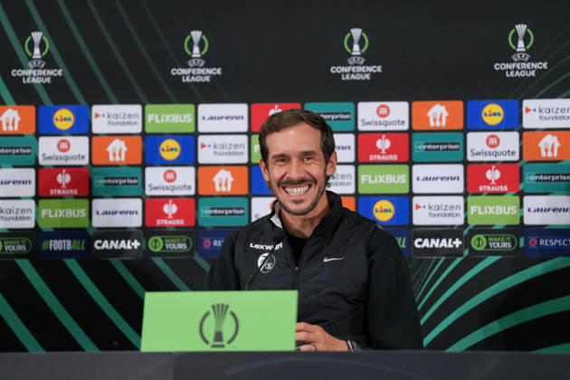 Julian Schuster (SC Freiburg, Trainer) bei der PK, Pressekonferenz , Monaco, Fussball, UEFA Conference League, 2. Spieltag, Ligaphase , 2026 2027, AS Monaco vs. SC Freiburg, 21.10.2026, Stade Louis II, Monaco Monaco Stade Louis II Fontvieille Monaco Copyright: xArnexAmbergx