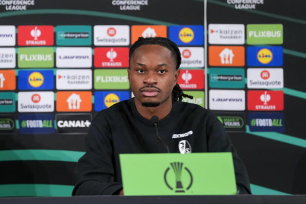 Jordy Makengo (SC Freiburg, 33) bei der PK, Pressekonferenz , Monaco, Fussball, UEFA Conference League, 2. Spieltag, Ligaphase , 2026 2027, AS Monaco vs. SC Freiburg, 21.10.2026, Stade Louis II, Monaco Monaco Stade Louis II Fontvieille Monaco Copyright: xArnexAmbergx
