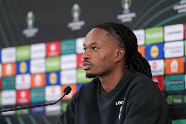 Jordy Makengo (SC Freiburg, 33) bei der PK, Pressekonferenz , Monaco, Fussball, UEFA Conference League, 2. Spieltag, Ligaphase , 2026 2027, AS Monaco vs. SC Freiburg, 21.10.2026, Stade Louis II, Monaco Monaco Stade Louis II Fontvieille Monaco Copyright: xArnexAmbergx