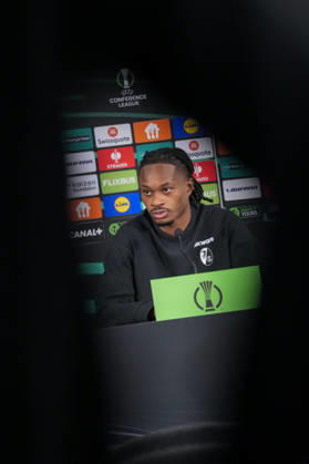 Jordy Makengo (SC Freiburg, 33) bei der PK, Pressekonferenz , Monaco, Fussball, UEFA Conference League, 2. Spieltag, Ligaphase , 2026 2027, AS Monaco vs. SC Freiburg, 21.10.2026, Stade Louis II, Monaco Monaco Stade Louis II Fontvieille Monaco Copyright: xArnexAmbergx